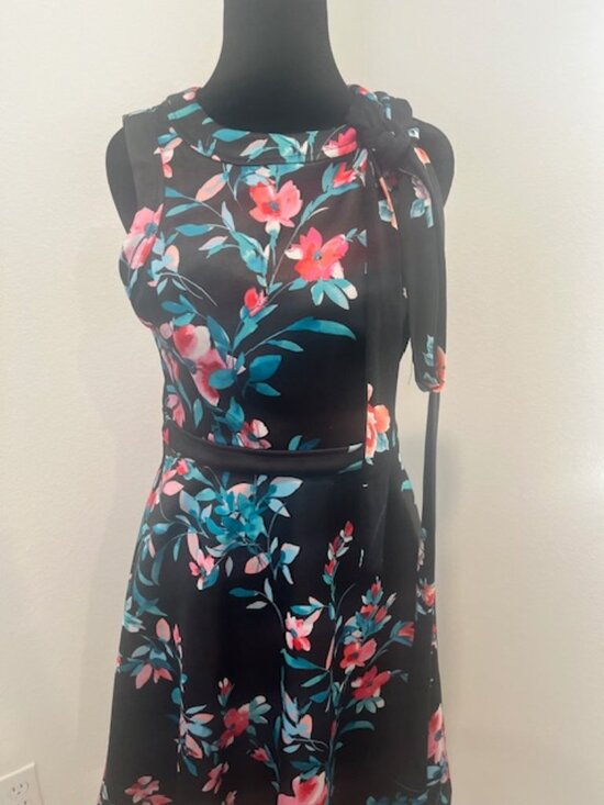 Vince Camuto Chic Dark Floral Cocktail Dress – Size Small ✨ - Picture 3 of 16